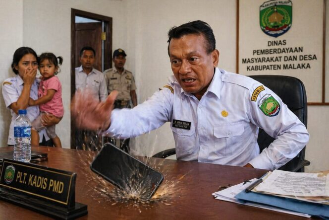 
					Momen emosional PLT Kadis PMD Remigius Bria Seran dan seorang staf Perempuan dan anak di ruang kerja kadis, (Foto Istimewa)