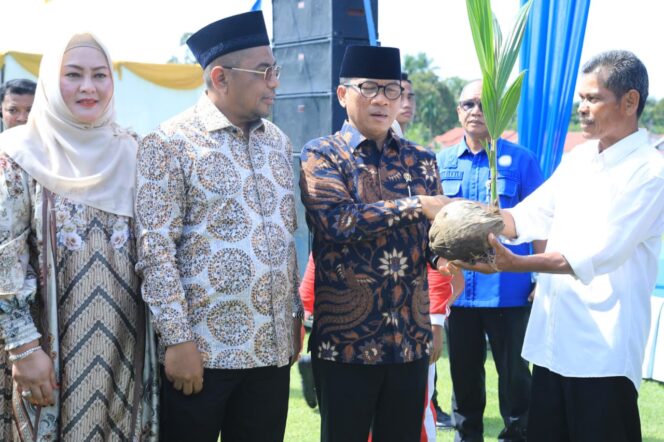 
					Lilin Desa: Visi Hatta Lewat Jutaan Bibit Kelapa