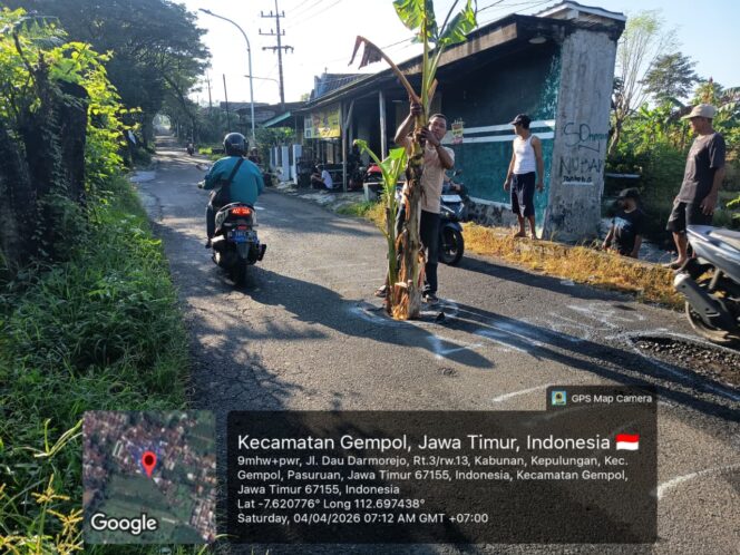 
					Jalan Kepulungan Ambles, Pohon Pisang Jadi “Polisi Lalu Lintas”