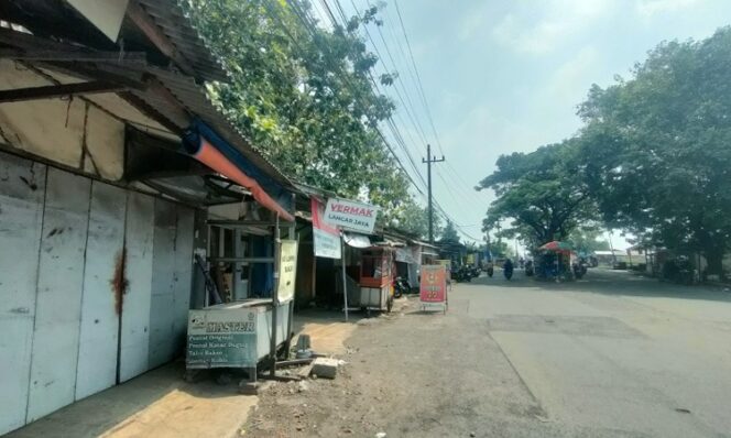 
					Tampak lapak-lapak 12 pedagang di Desa Popoh Kecamatan Wonoayu, Sidoarjo tepatnya area jln Perum Tas 3