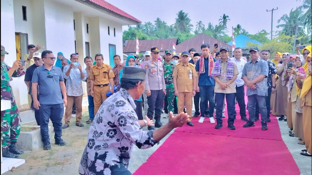 Aksi pesilat Kuntau di atas karpet merah dalam Tradisi Penyambutan Kuntau Bonerate untuk Bupati Kepulauan Selayar