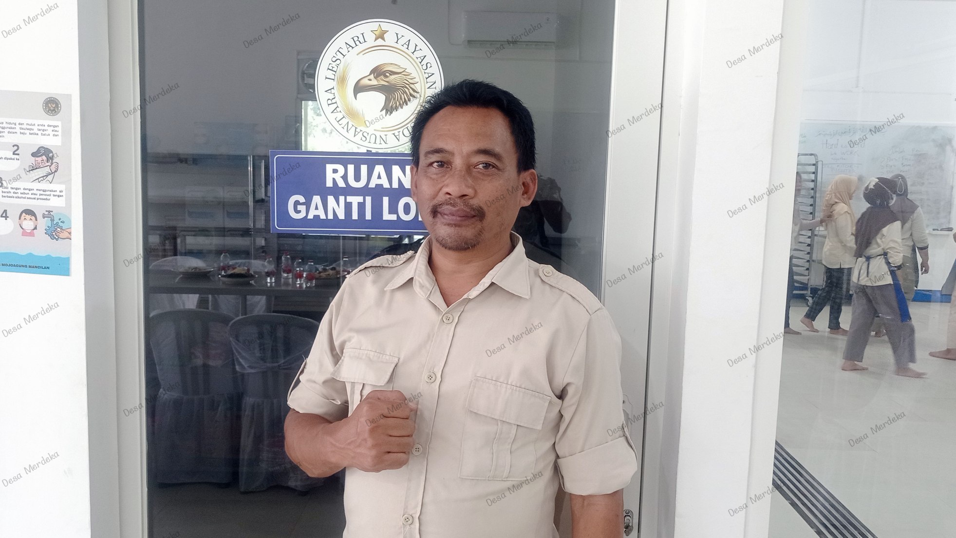 Hadi Suyatno Pengawas Yayasan Garuda Nusantara Lestari sedang memberikan penjelasan mengenai prosedur kontrol kualitas gizi dan distribusi makanan di dapur MBG Mojoagung.