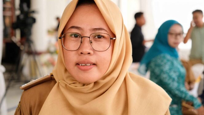 
					Kepala Desa Panggung, Wiwik Widyastutik
