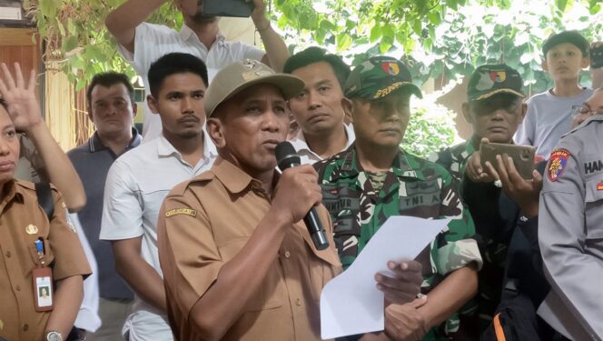 
					Kades US saat membacakan pernyataan maaf dan kesiapan pengunduran diri dihadapan ratusan warga/Foto: Istimewa