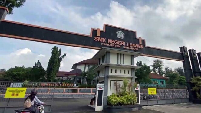 
					Modal Nol, Sekolah Desa Ini Nekat Panen Tomat Hitam