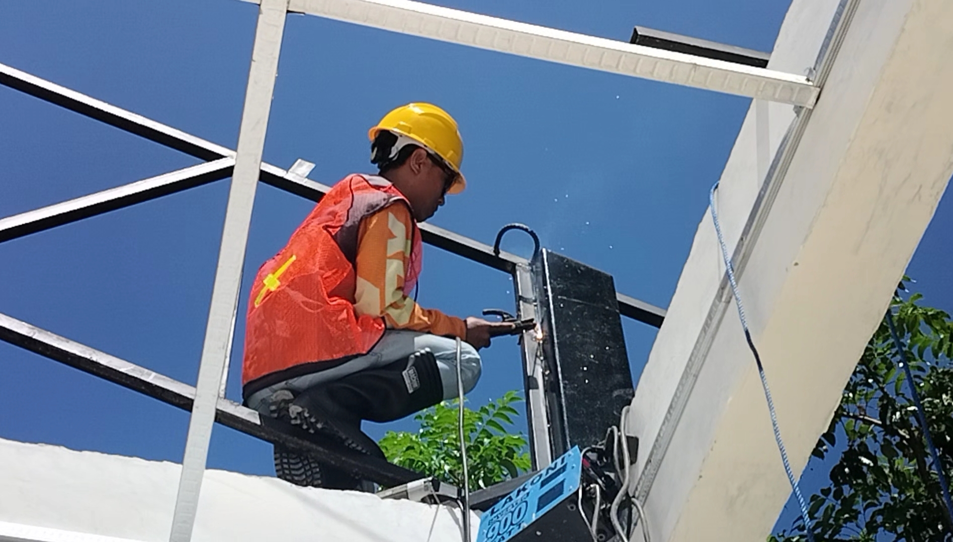 Pekerja melakukan pengelasan rangka baja pembangunan Gerai Koperasi Merah Putih di Desa Sambali Pasimarannu Selayar
