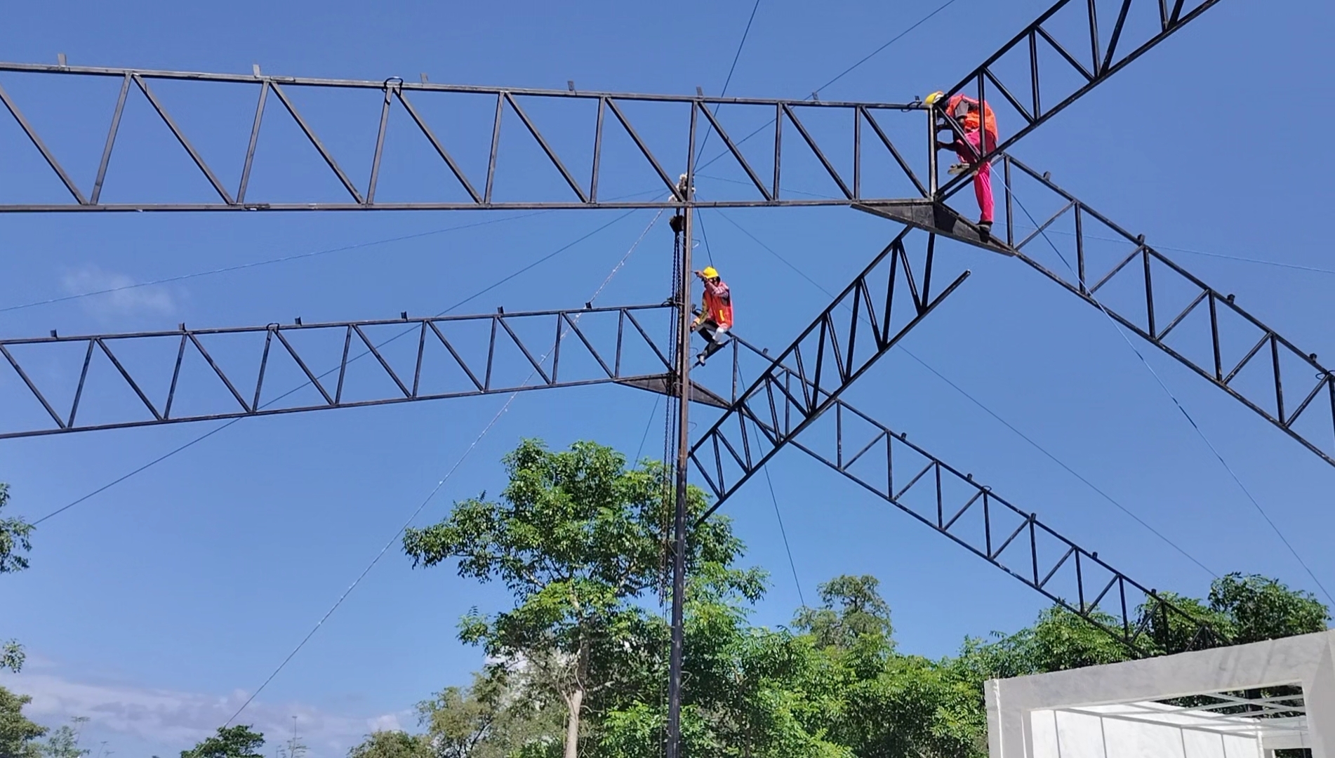 Pekerja memasang rangka baja pada pembangunan Gerai Koperasi Merah Putih di Desa Sambali Pasimarannu Selayar