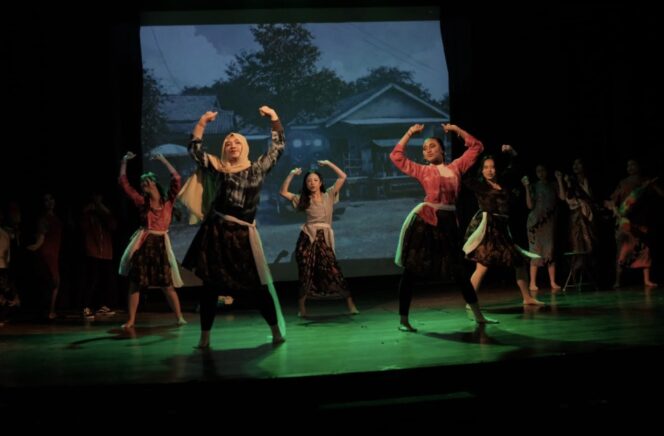 
					Keanggunan kebaya yang memperkuat konsep tradisional berpadu dengan gerak modern dalam penampilan Infinite Showdown 2026 pada 4 April 2026 di Padepokan Seni Mayang Sunda. (ITB/INFINITY ITB)