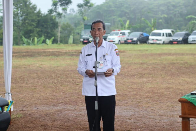 
					Asisten Pemerintahan dan Kesra Setda Batang Darsono memberikan sambutan saat Pembukaan TMMD Sengkuyung Tahap II di Lapangan Desa Sigayam Kecamatan Wonotunggal, Kabupaten Batang.