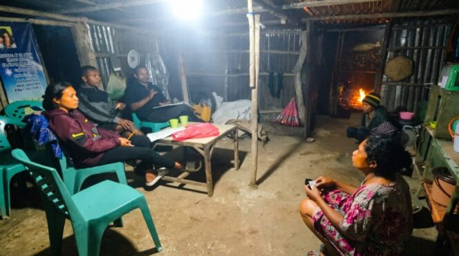 
					Pendataan yuridis program PTSL di Desa Henes yang dilakukan malam hari. (Foto Dok : Humas Pertanahan Belu/KM)