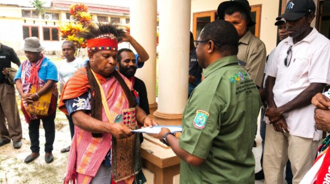 
					Wakil Ketua I LMA Nasawat, Marten Saflela saat menyerahkan tuntutan masyarakat adat kepada Kepala Bidang Pengelolaan DAS dan Perhutanan Sosial Dinas Lingkungan Hidup, Kehutanan dan Pertanahan Papua Barat Daya, Sarteis Yulian Sagrim, Jumat (22/5/2026) (Image courtesy- Jubi)