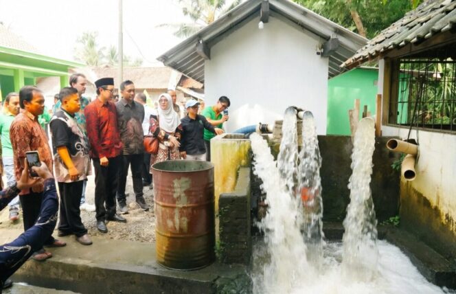 
					Kades Krandegan, Dwinanto (batik Hitam lengan pendek) saat mendampingi Wakil Bupati Purworejo, Dion Agasi Setiabudi (batik merah), CEO Agros Global Indonesia, Max Jean H. Nelen, saat melihat air yang mengalir dari pompa tenaga surya bantuan PT Agros, Kamis (21/5/2026). (ISTIMEWA)