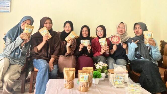 
					Foto Bersama antara Darmawati (tengah) Pemilik Dapur Auliya Diapit oleh Mahasiswi PNP, Kamis, (14/05/2026) di Nagari Guguak Kuranji Hilir, Kecamatan Sungai Limau. 