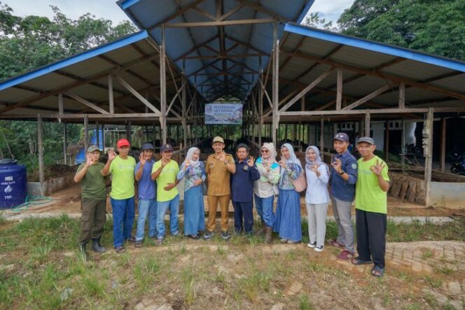 
					Anggota kelompok bina Desa Sumber Rejeki Kecamatan Juai, Kabupaten Balangan, Kalimantan Selatan bersama perwakilan PT Adaro Indoensia, YABN dan aparat desa. (HO-Yabn)