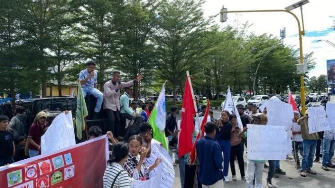 
					Aksi Aliansi Suara Fatbar, mendesak Inspektorat Kabupaten Kupang atas LPJ Dana Desa Poto Tahun 2025.