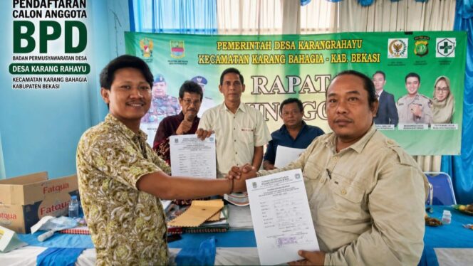 
					Slamet Aripin, yang akrab disapa Kong Abray, saat menyerahkan berkas pendaftaran calon anggota BPD periode 2026-2034 di Kantor Desa Karangrahayu, Senin (4/5/2026).