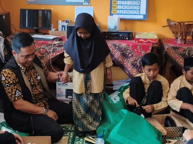 
					Gandeng Forkopimcam, Tim WELAS Wonosalam Sasar SDN Sambirejo, Bantu Perlengkapan Sekolah Hasil Donasi ASN