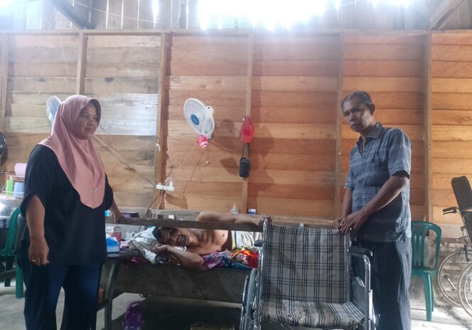 
					Ahmad Rambe (kanan) Ketua Ormas LAKI DPC Subulussalam menyerahkan kursi roda yang diberikan warga secara suka rela. (Foto: Ist)