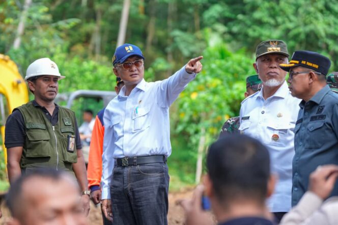 
					Gubernur Mahyeldi Dampingi Menteri PU Tinjau Normalisasi Batang Tompo dan Lokasi Sekolah Rakyat di Tanah Datar