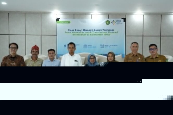 
					(ki-ka) Ilham Maulana, IESR; Sarminto, Kelimpok Tani Tegalrejo; Mustari Sihombing, JATAM Kalimantan Timur; I Ketut Bagia, Pegiat Petani Transmigran Hindu Bali; Mugiyem, Kelompok Dasawisma Asoka Desa Mulawarman; Dr. Sri Murlianti, Dosen Pembangunan Sosial, FISIP Universitas Mulawarman; Wahyu Gatot Purboyo, Kepala Bidang Perekonomian dan Sumber Daya Alam Bappeda Kalimantan Timur; dan Ibnu Gamal Purnawilaga, Analis Kebijakan Ahli Pertama Dinas Energi dan Sumber Daya Mineral Kalimantan Timur; sebagai pembicara pada Sesi Diskusi Masa Depan Ekonomi Daerah Tambang: Suara Komunitas untuk Transformasi Ekonomi Berkeadilan di Kalimantan Timur., 25 Mei 2026  