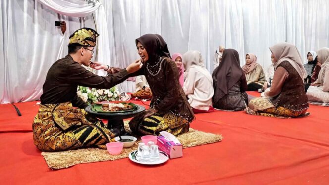 
					Pasangan pengantin Lalu Aria Sultan Madani dan Rosa Ninty Oktamadila, warga Desa Puyung, menyantap aneka hidangan ayam, yang ayamnya dibawakan para sahabatnya, sebagai ungkapan syukur dan melepas lajang.