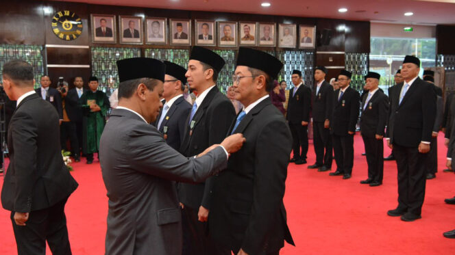 
					Menteri ESDM Serahkan Satyalancana untuk Pegawai PLN Berprestasi