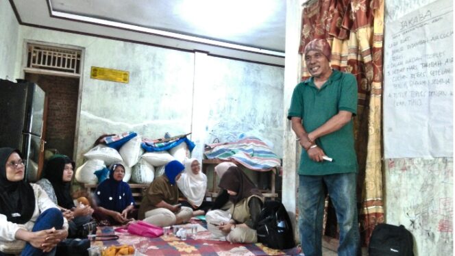 
					Fasilitator Ali Akbar dalam Kegiatan Penguatan Kapasitas Kehidupan Ramah Lingkungan demi Mengurangi Risiko Bencana, Rabu (24/6) di Batu Busuak Padang. (Foto: Indra Dewi) 