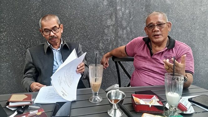 
					Penasehat hukum Kades Tamainusi, Dr Irwanto Lubis, bersama Jamrin Zainas, SH., MH, mendampingi kliennya.(FOTO: ISTIMEWA)