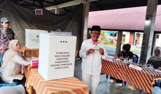 
					Calon Wali Nagari Nomor Urut 2, Drs. Nasril Memberikan Hak Suaranya di TPS 1, Los Pasar Paingan, Nagari Guguak Kuranji Hilir, Sabtu (27/6/2026). (Foto: Ali Akbar) 