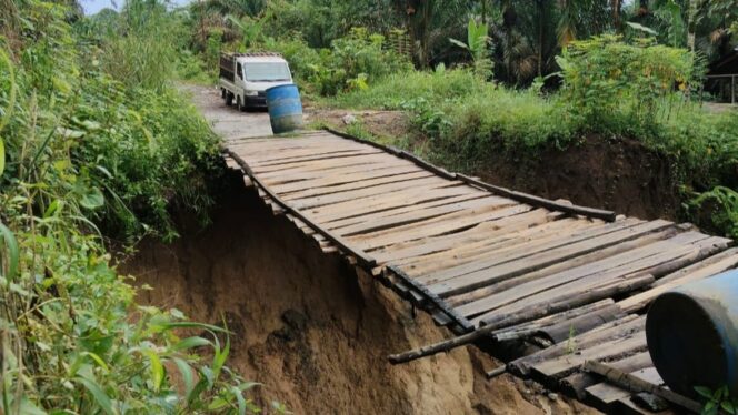 
					Bupati Ingkar Janji, Warga Marubun Lokkung Simalungun Terisolasi