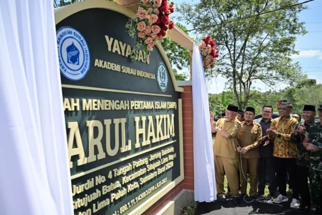 
					Revitalisasi Tradisi Surau Lewat SMP Islam Darul Hakim