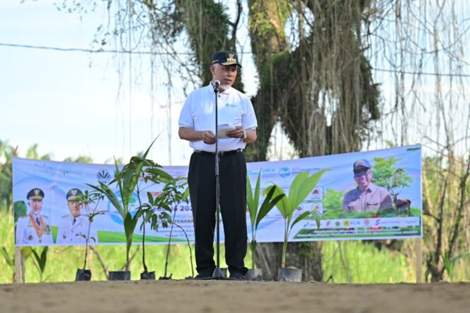 
					Gubernur Sumatera Barat (Sumbar), Mahyeldi Ansharullah saat memimpin aksi penanaman 1.000 pohon di kawasan Hutan Kota Malvinas, sempadan Sungai Batang Kuranji, Kota Padang, Jumat (12/6/2026), dalam rangka peringatan Hari Lingkungan Hidup Sedunia sekaligus rehabilitasi kawasan terdampak banjir besar akhir tahun lalu.