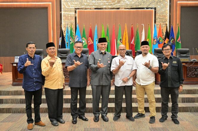 
					Gubernur Sumbar, Mahyeldi Ansharullah usai menyampaikan jawaban Gubernur atas Pandangan Umum Fraksi-Fraksi terhadap Rancangan Peraturan Daerah (Ranperda) tentang Pertanggungjawaban Pelaksanaan APBD Tahun Anggaran 2025 dan Ranperda Perubahan Perda Nomor 8 Tahun 2023 tentang Pajak Daerah dan Retribusi Daerah dalam Rapat Paripurna DPRD Sumbar, di Padang, Senin (22/6/2026).