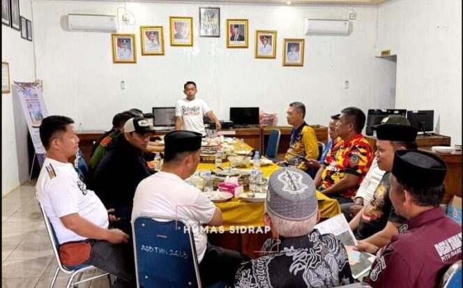 
					Suasana diskusi Pemanfaatan Lahan Tidur, yang dipimpin Bupati Sidenreng Rappang (Sidrap), Syaharuddin Alrif, bersama a jajaran pemerintah daerah dan para kepala desa di Kantor Desa Tana Toro, Kecamatan Pitu Riase, Ahad (14/6/2026).  