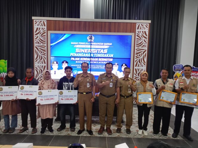
					Penyerahan Piagam Penghargaan Transaksi Samsat Budiman dan Pemenang Hadiah Pajak Kendaraan