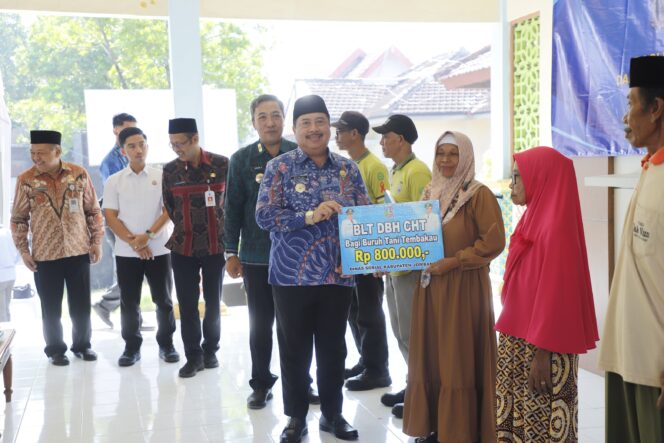 
					Asap Dapur Mengebul, Buruh Tembakau Jombang Terima BLT