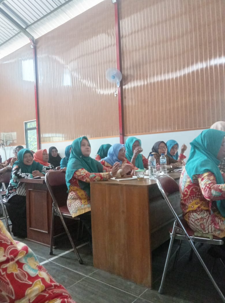 Perserta musyawarah masyarakat desa tentang kesehatan