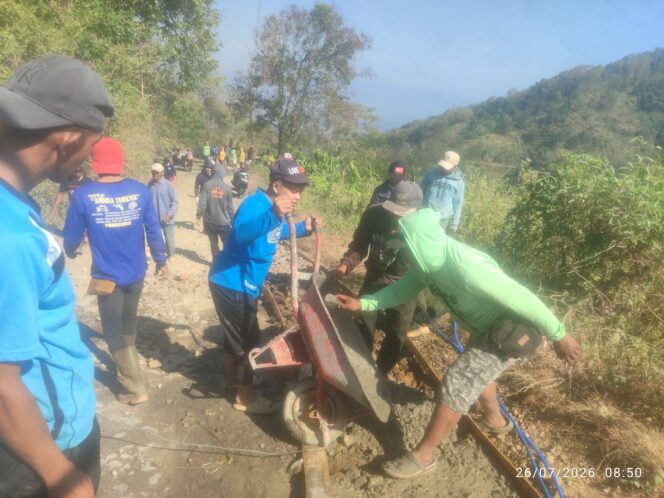 
					Warga Desa Gajah Swadaya Tambal Jalan Rusak Ponorogo