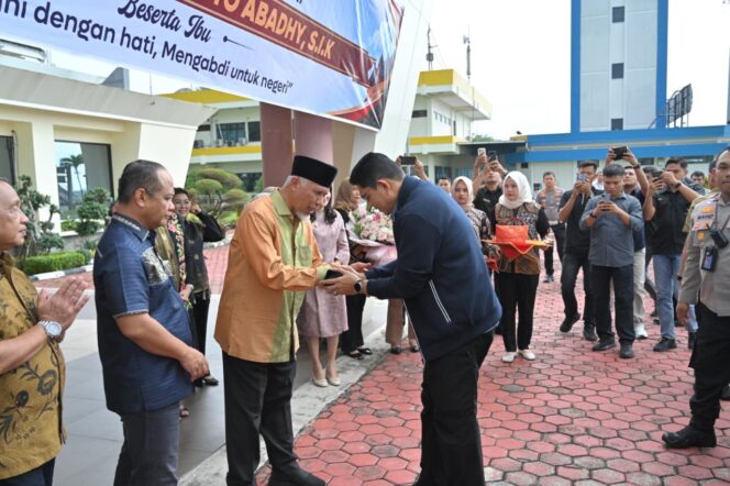 
					Gubernur Mahyeldi Sambut Kedatangan Kapolda Sumbar Irjen Pol. Djati Wiyoto Abadhy