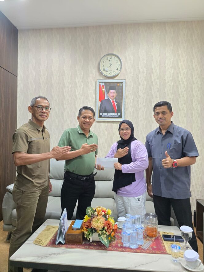 
					Wakil Ketua DPRD Sumbar Evi Yandri Rajo Budiman Lepas Wasit INKADO Sumbar Ikuti Ujian Wasit/Juri AKF ke Bangladesh