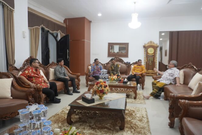 
					Ketua DPRD Sumbar, Muhidi, Mendukung KPID memiliki regulasi khusus penyiaran lokal. Agar penguatan konten lokal Dan Literasi di Sumbar bisa lebih ditingkatkan.