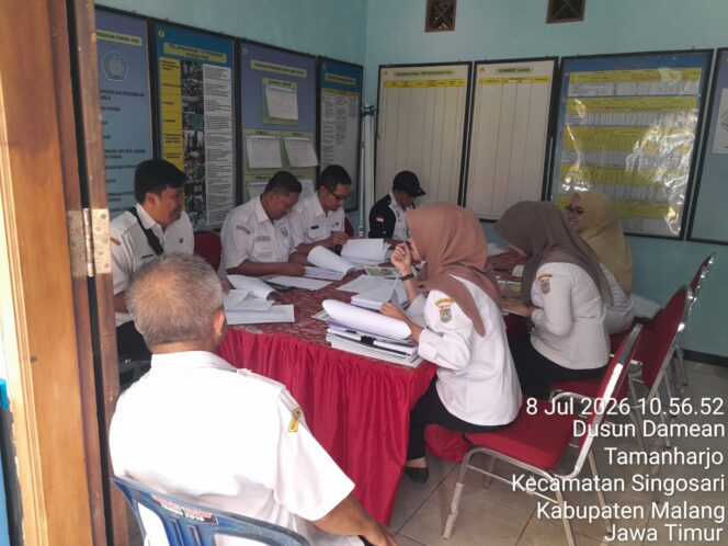 
					Tata Kelola Desa Tamanharjo: Tim Monev bersama Pemdes Tamanharjo sedang cross ceck kelengkapan LPJ