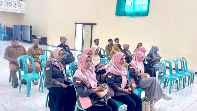 
					Peserta Rakor KPM Singosari mengikuti sesi motivasi pembangunan manusia;Suasana refleksi saat peserta diminta merasakan detak jantung sebagai pengingat bahwa perjuangan mencegah stunting adalah perjuangan menyelamatkan masa depan anak-anak Indonesia.