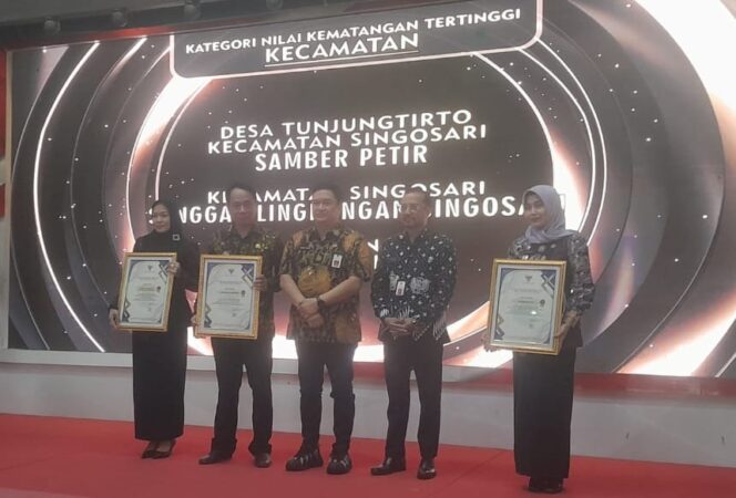 
					Camat singosari bersama kepala desa tunjung tirto menerima penghargaan bergengsi ajang IGA 2026 di pendopo agung kabupaten malang