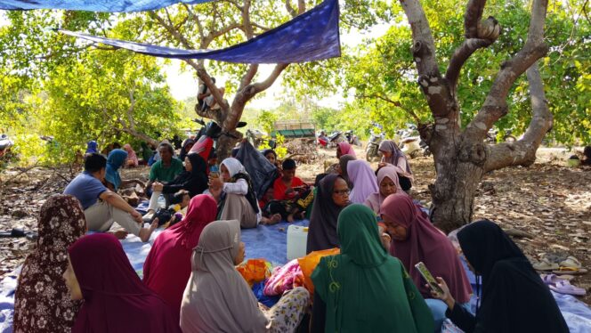 
					Di Bawah Teduh Pepohonan, Tripika Pasimarannu Dampingi Warga Terdampak Gempa