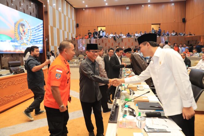 
					Menanti Angka di Balik Tepuk Tangan: Menguliti Retorika Kolaborasi Kementerian Desa