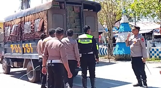 
					Kapolres Malaka AKBP, Riki Ganjar Gumilar, Pantau kondisi Logistik bantuan Masyarakat Malaka, yang di angkut dengan Dalmas ke Polda NTT, (Foto Istimewa)