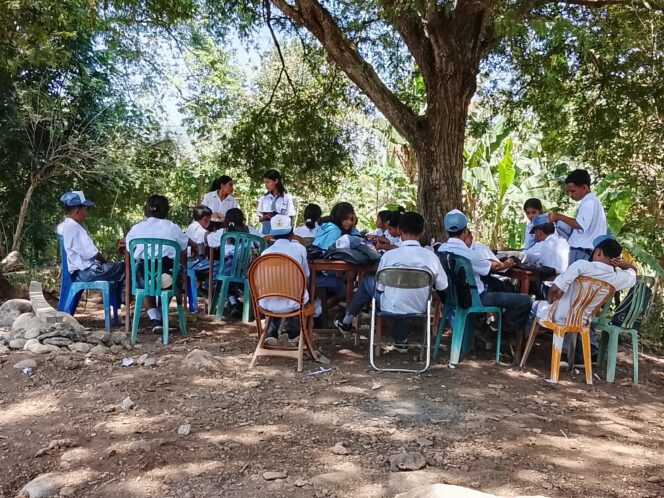 
					Momen guru dan siswa salah satu rombel SMA Swasta Cendana Boas, melaksanakan KBM di bawah pohon Asam, (foto istimewa)