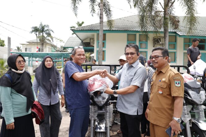 
					Penyerahan bantuan becak motor (bentor) yang bersumber dari dana Pokok-Pokok Pikiran (Pokir) Wakil Ketua DPRD Sumatra Barat (Sumbar), Evi Yandri Rajo Budiman, diserahkan secara resmi oleh Dinas Perkebunan, Tanaman Pangan, dan Hortikultura Provinsi Sumbar pada Selasa (18/8/2026). 