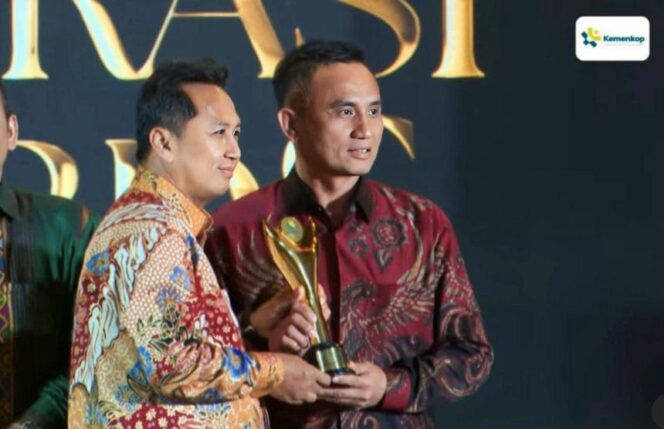 
					Kepala Dinas Koperasi dan Usaha Kecil Menengah (UKM) Provinsi Sumatera Barat, Dr. H. Endrizal, S.E., M.Si., meraih penghargaan bergengsi Bakti Koperasi Satya Bhakti Pamong Artha pada ajang Koperasi Awards 2026. Penghargaan diserahkan langsung oleh Sekretaris Kementerian Koperasi Ahmad Zabadi dalam sebuah acara di Hotel St. Regis, Jakarta, Kamis malam (20/8/2026)